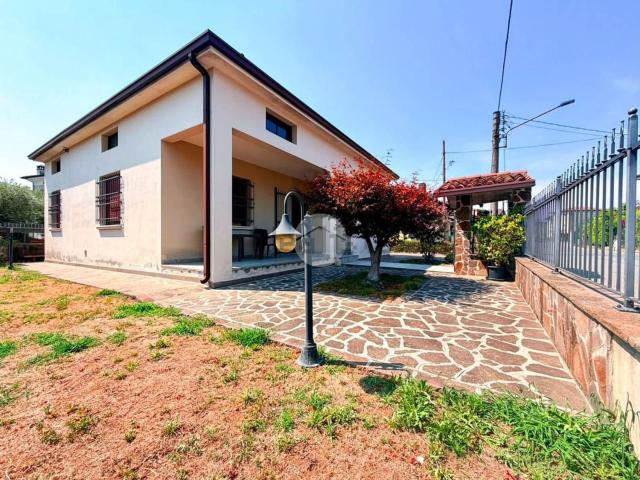Case e ville in vendita di 111 m² in Via T. Speri, 5