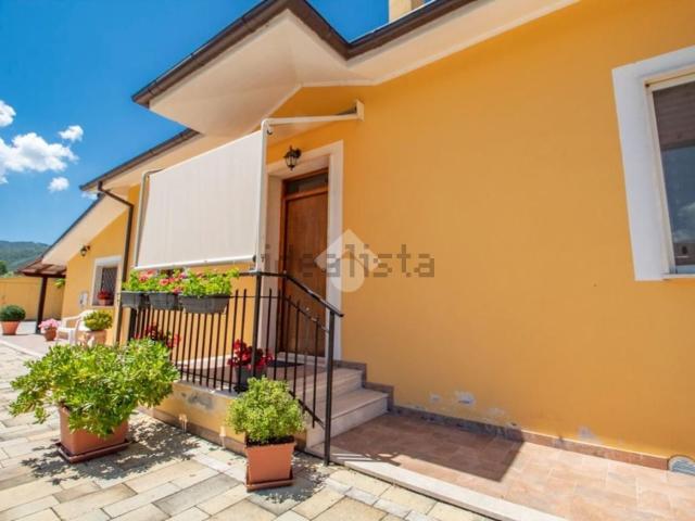 Case e ville in vendita di 111 m² in Via Velinia, 33