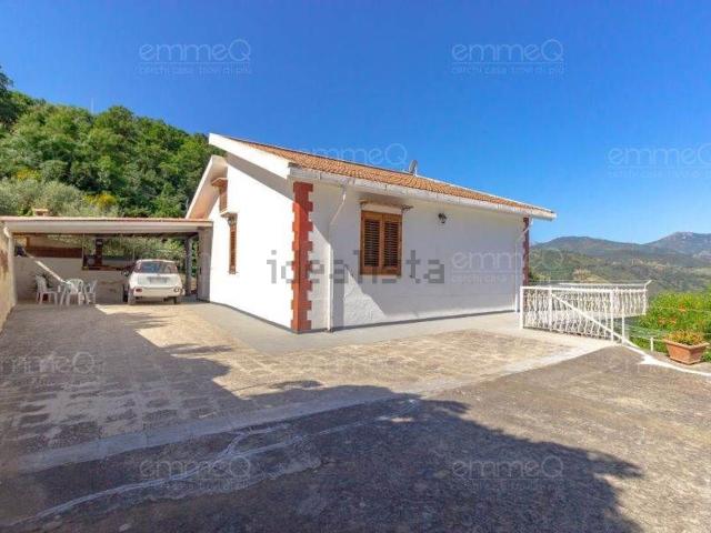 Case e ville in vendita di 111 m² in Strada Intercomunale Cefalù Castelbuono