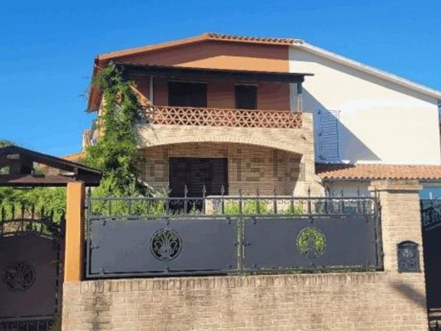 Case e ville in vendita di 114 m² in Via degli Oleandri, 14
