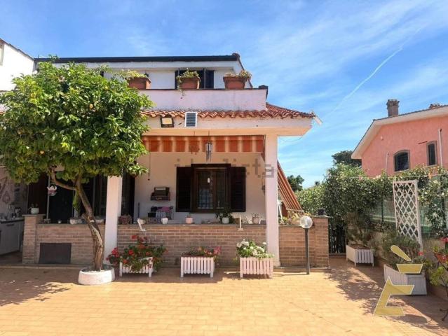 Case e ville in vendita di 125 m² in Via Orsa Maggiore