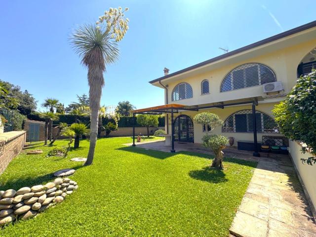 Case e ville in vendita di 115 m² in Via dell&apos  Ariete