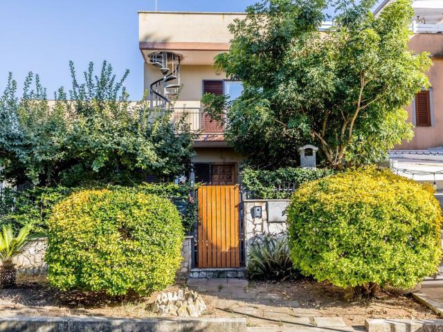 Case e ville in vendita di 115 m² in Via Olimpo, 2