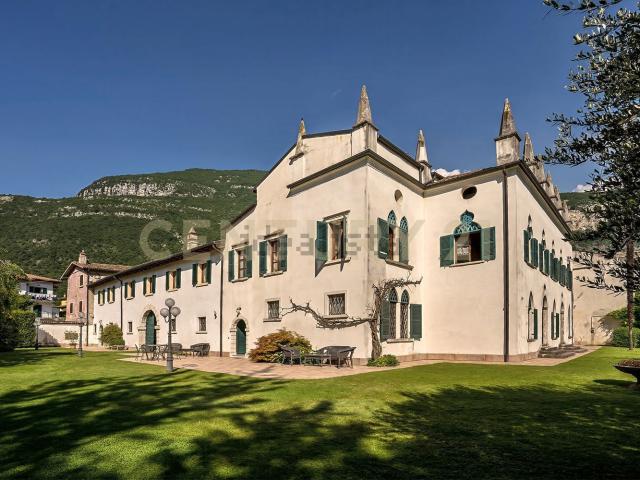 Case e ville in vendita di 1163 m² in Via Adige, 25