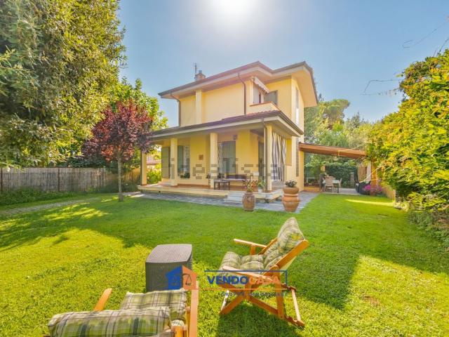 Case e ville in vendita di 117 m² in Via Fosso Nuovo, 22