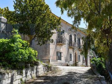 Case e ville in vendita di 1185 m² in Via giarratana, 1