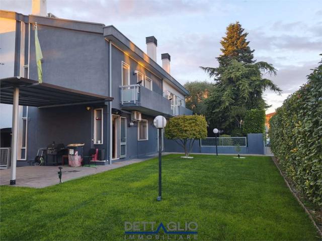 Case e ville in vendita di 118 m² in Via A. Costa