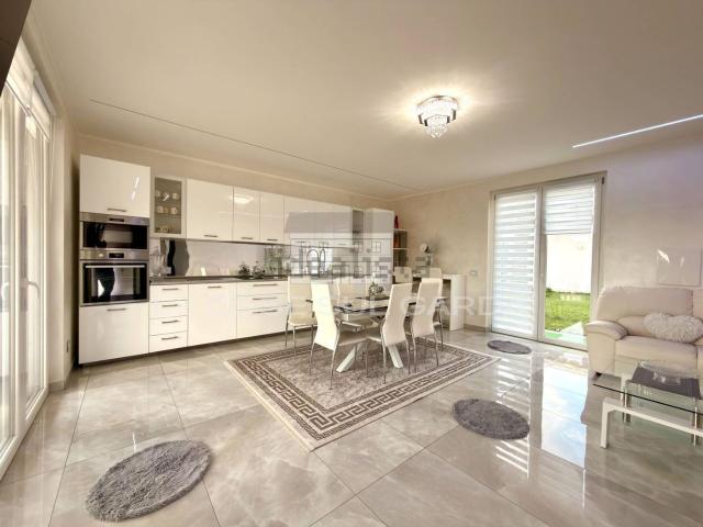 Case e ville in vendita di 129 m² in Via Ferramino, 11