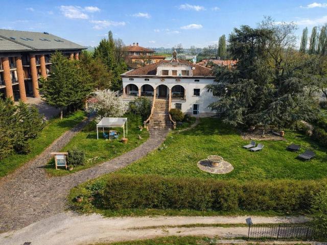 Case e ville in vendita di 1196 m² in Via Castelleone, 60