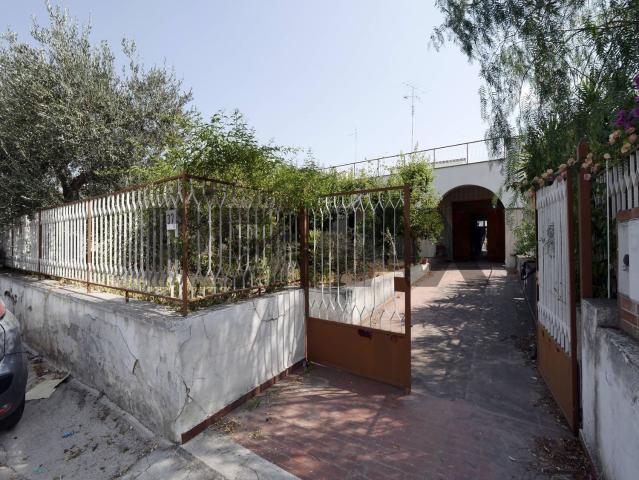 Case e ville in vendita di 1190 m² in Via Bitonto, 29