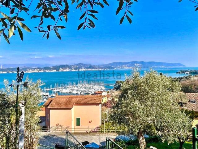 Case e ville in vendita di 119 m² in Via Alloria