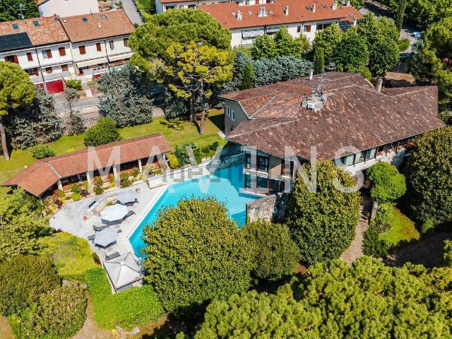 Case e ville in vendita di 12000 m² in Via Valpolicella, 1