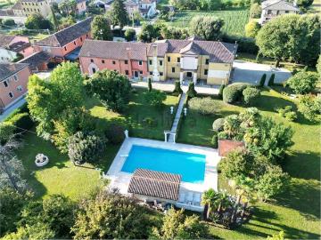 Case e ville in vendita di 1200 m²