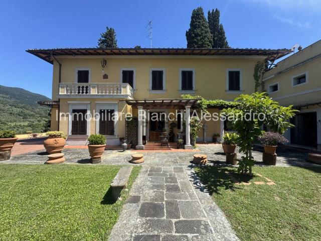 Case e ville in vendita di 1200 m² in Via di Capornia