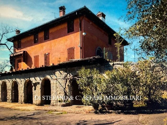 Case e ville in vendita di 1200 m² in Via Croara