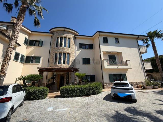 Case e ville in vendita di 1200 m² in Via Croce Valanidi