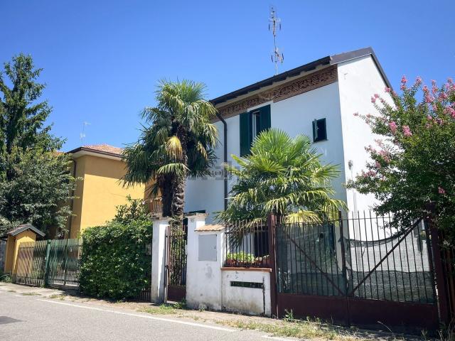 Case e ville in vendita di 120 m² in Via Cassolnovo