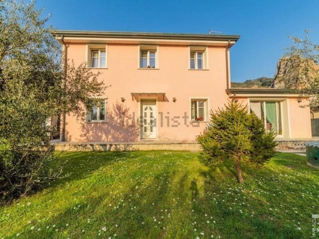 Case e ville in vendita di 120 m² in Via Aulla