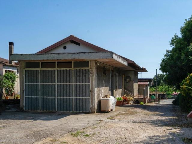 Case e ville in vendita di 120 m² in Via Bertonia