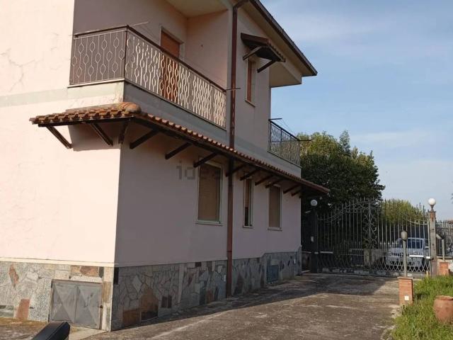 Case e ville in vendita di 120 m² in Via degli Abeti