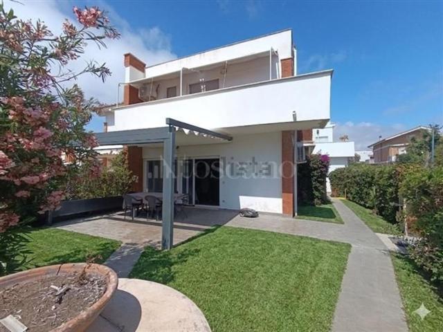 Case e ville in vendita di 120 m² in Via dei Lillà