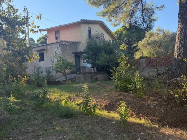 Case e ville in vendita di 120 m² in Via delle Rose Caculla, 7