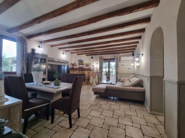 Case e ville in vendita di 120 m² in Via Fossignano, 79