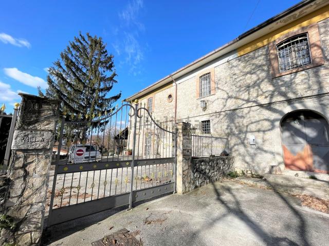 Case e ville in vendita di 120 m² in Via federici