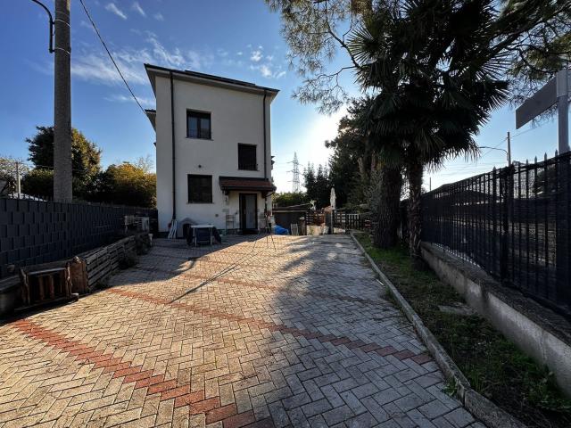 Case e ville in vendita di 120 m² in Via Olona, 1