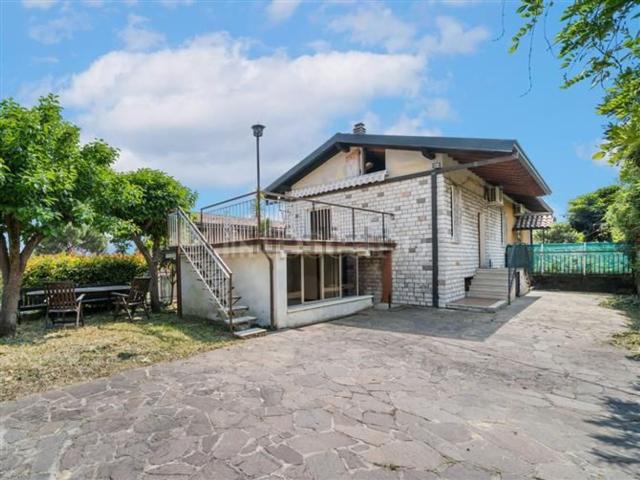 Case e ville in vendita di 120 m² in Via Monte Tapino
