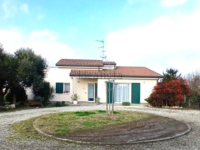 Case e ville in vendita di 120 m² in Via Stornara, 47