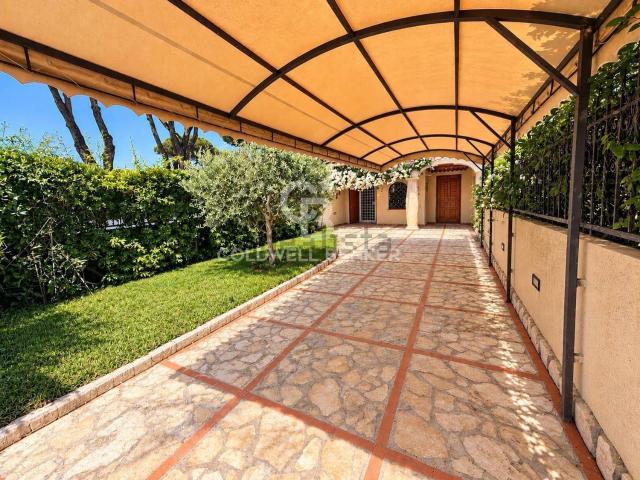 Case e ville in vendita di 120 m² in Via Terracina