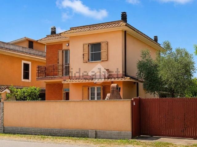 Case e ville in vendita di 121 m² in Via Duca d&apos Aosta, 40