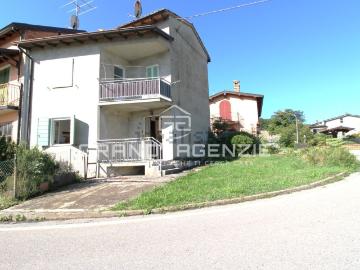 Case e ville in vendita di 122 m² in Via Silvani