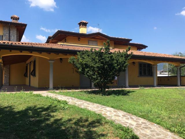 Case e ville in vendita di 1235 m² in Via Manesse