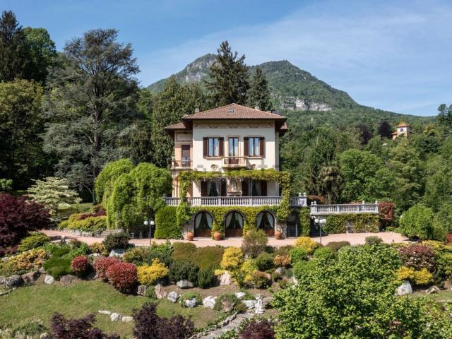 Case e ville in vendita di 1243 m²