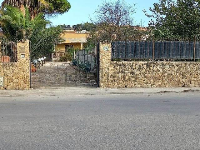 Case e ville in vendita di 124 m² in Via Lido, 206