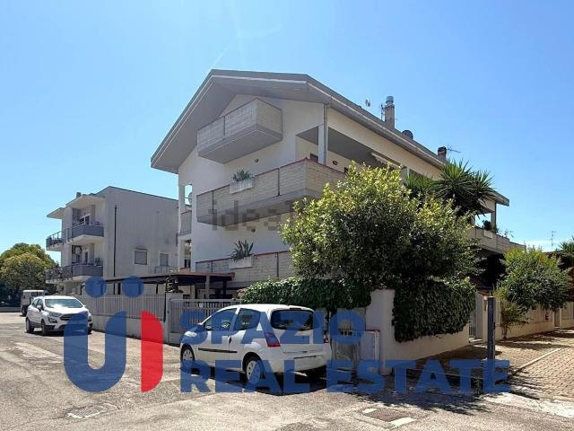 Case e ville in vendita di 124 m² in Via Santa Teresa D&apos Avila
