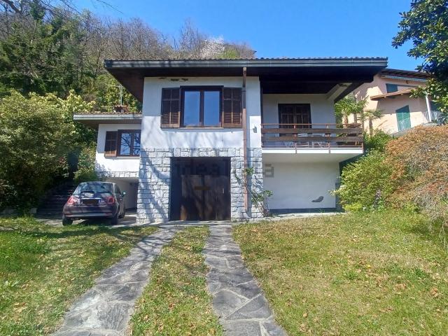 Case e ville in vendita di 126 m² in Via Villaggio Valdora, 2