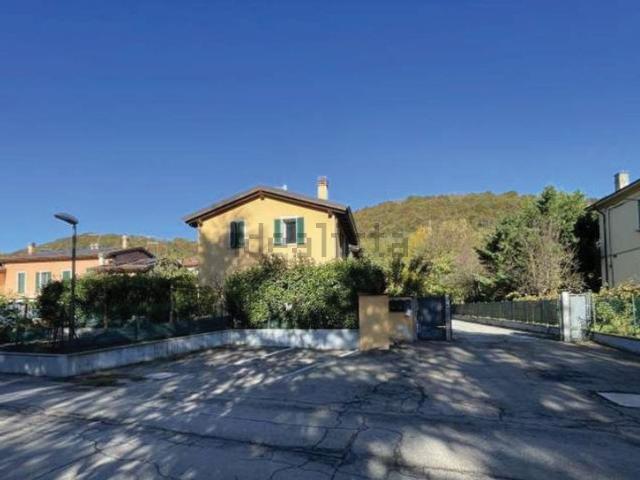 Case e ville in vendita di 127 m² in Via Gastone Rossi