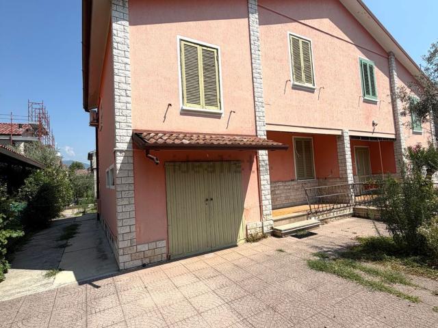 Case e ville in vendita di 127 m² in Via Nona