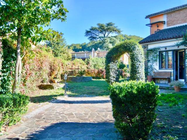 Case e ville in vendita di 128 m² in Via Parietario