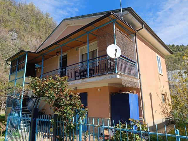 Case e ville in vendita di 128 m² in Via Rulfi