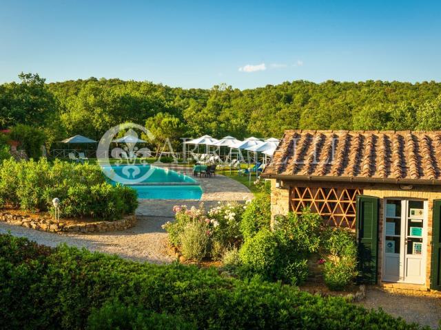 Case e ville in vendita di 1296 m² in Località Sant&apos Alloro, 52