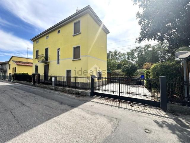 Case e ville in vendita di 129 m² in Via Al Taro, 34