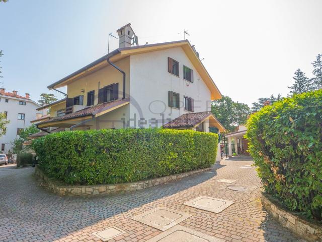 Villetta bifamiliare in vendita di 129 m² in Via dei Salici, 21