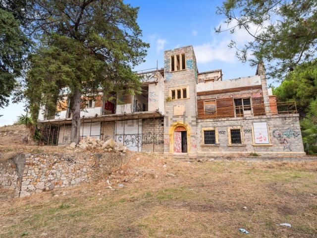Case e ville in vendita di 1300 m² in Corso Mentone, 695