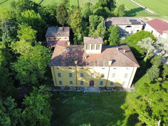 Case e ville in vendita di 1300 m² in Strada Nazionale per Carpi Nord, 880