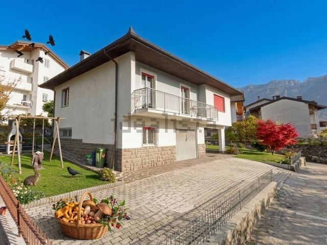 Case e ville in vendita di 130 m² in Via Claricini