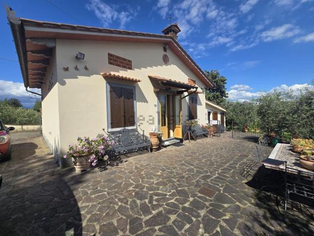 Case e ville in vendita di 130 m² in Via Baco